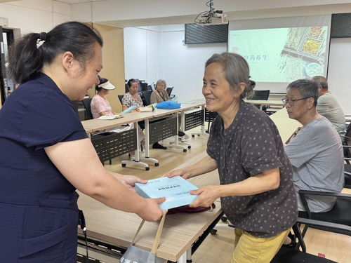 專(zhuān)家進(jìn)社區(qū)，手把手教居民穴位保健，破除養(yǎng)生誤區(qū)