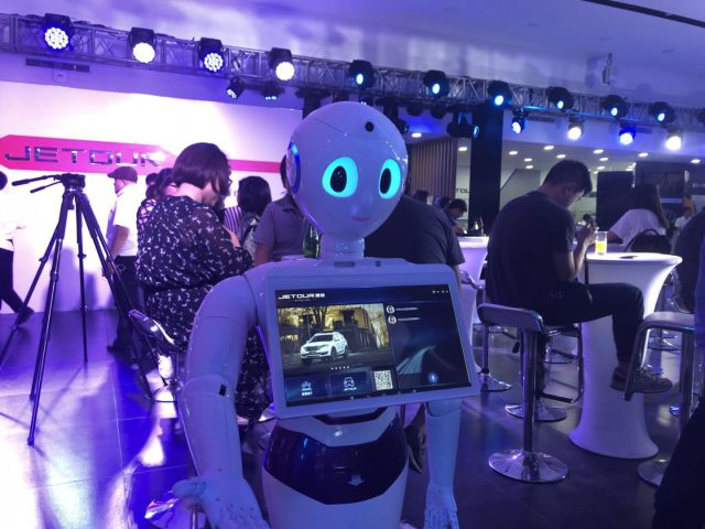 智慧展廳引領汽車營銷革命 捷途一年布局1300家智能機器人銷售新生態